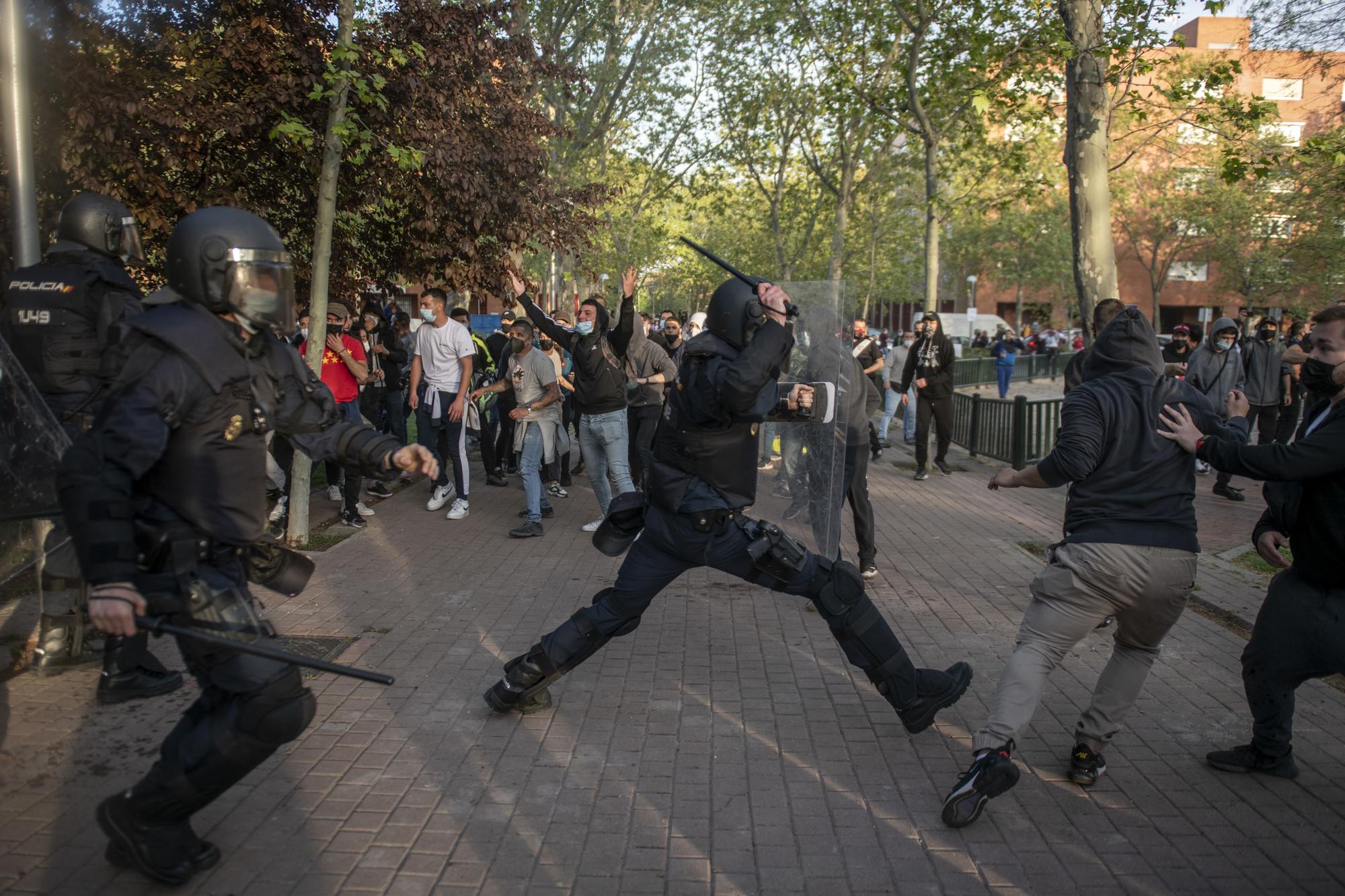 Mitín de Vox en Vallecas y carga policial - 23